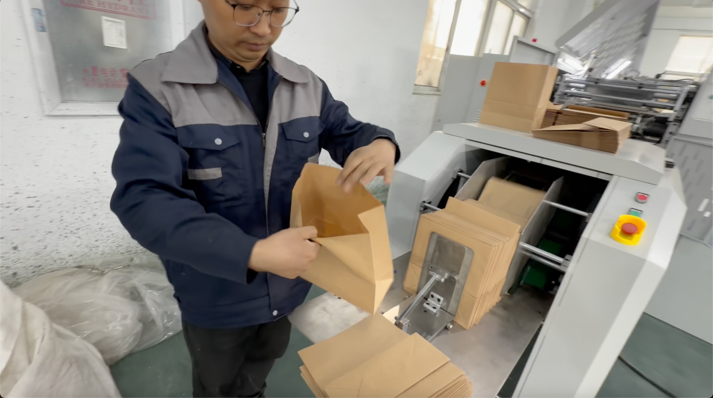 Square bottom paper bags produced by LZ-FD350